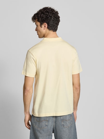 Męski model ma na sobie T-Shirt z label-stitching model 'ACCIANO CLASSIC' od Ellesse, czysta bawełna, krój regular fit, kolor jasny, gładka faktura, całkowity widok z tyłu.