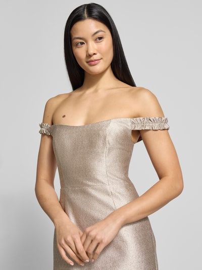 Kobiece modelka nosi szampańsko połyskującą sukienkę wieczorową Schimmerndes Abendkleid Modell 'Mindy' od Forever New, prosty fason, długość midi, off-shoulder, tekstura z lekkim połyskiem, zbliżenie na górną część sukienki, ujęcie przód.