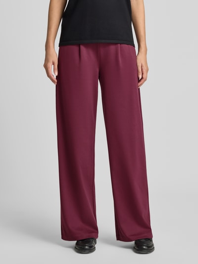 Frauenmodel trägt Wide Fit Hose mit Viskose-Anteil Modell 'Rizetta' von b.young in Dunkelrot, glatte Textur, Ganzkörperansicht von vorne. Elastischer Bund, bequemer Schnitt, Damen Hose, Größe S mit Bundweite 38 cm und Innenbeinlänge 79 cm.