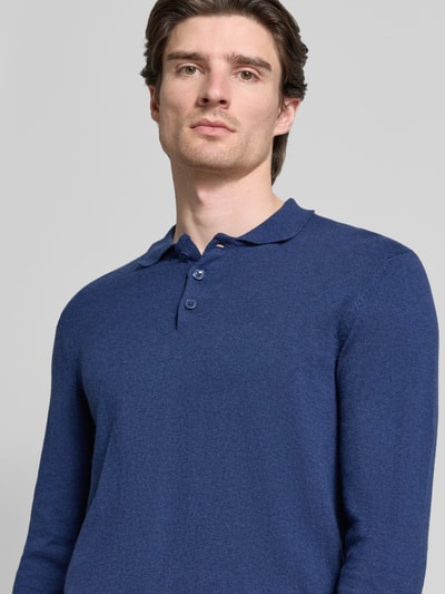 Männermodel trägt dunkelblauen Strickpullover mit Polokragen Modell 'FRODE' von Casual Friday, Baumwoll-Kaschmir-Mix, Nahaufnahme Oberkörper.
