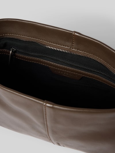 Produktfoto, Shoulder Bag aus echtem Leder Modell 'Fiona' von LIEBESKIND BERLIN, braune Lederoberfläche, Hauptfach mit Reißverschluss, Innenfach mit Reißverschluss, glatte Textur, Maße 36x18x10 cm, verstellbarer Schulterriemen 64 cm