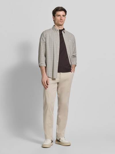 Männermodel trägt Regular Fit Hose mit Gesäßtaschen Modell 'Evans' von Brax in Beige aus Baumwoll-Mix mit Stretch, Ganzkörperansicht von vorne.