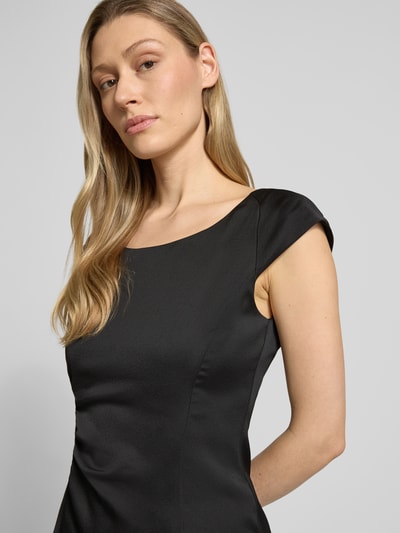 Frauenmodel trägt Knielanges Kleid mit Raffungen von ARMANI EXCHANGE in Schwarz, taillierter Schnitt, Rundhalsausschnitt, glatte Oberfläche, Nahaufnahme Oberkörper. Rückenlänge bei Größe 36: 93 cm, Brustweite bei Größe 36: 42 cm.