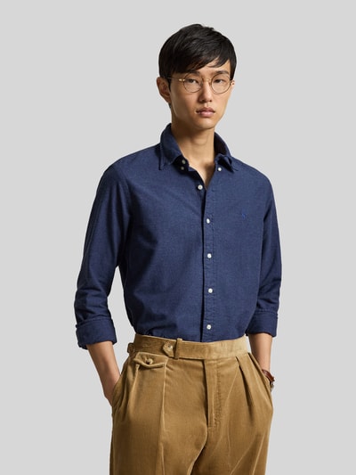 Männermodel trägt Custom Fit Freizeithemd aus reiner Baumwolle von Polo Ralph Lauren in Dunkelblau, Nahaufnahme Oberkörper, Herren Freizeithemd von Polo Ralph Lauren