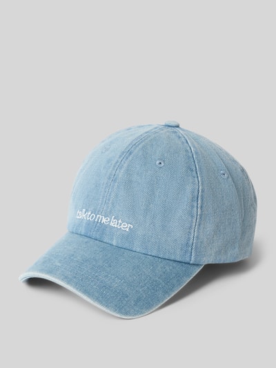 Produktfoto, Basecap mit Statement-Stitching von Jake*s Casual aus hellblauer Baumwolle, verstärkter Schirm, eingestickte Luftlöcher, verstellbarer Riegel, kontrastweißer Stickschriftzug, leicht strukturierte Textur.