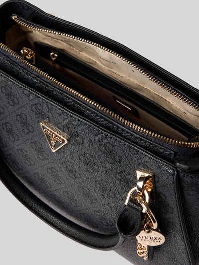 Produktfoto, schwarze Handtasche mit Logo-Muster Modell 'NOELLE II' von GUESS, goldfarbene Details, Reißverschluss, strukturierte Oberfläche
