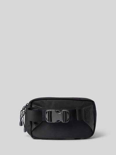 Produktfoto, Tasche mit Logo-Print Modell 'Lumbar' von The North Face in Schwarz, rechteckige Form, glatte Textur, Reißverschlüsse und Schnalle sichtbar, Herren Tasche von The North Face, Maße 24x16x9 cm, Schulterriemen 20 cm, Hauptfach und Außentaschen mit Reißverschluss