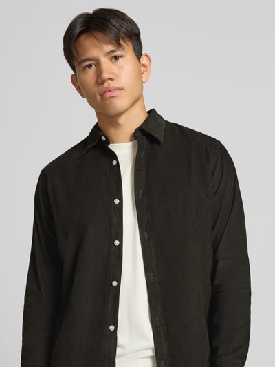 Männermodel trägt Slim Fit Freizeithemd aus Cord mit Kentkragen von JACK & JONES in Schwarz, reine Baumwolle, Nahaufnahme Oberkörper.