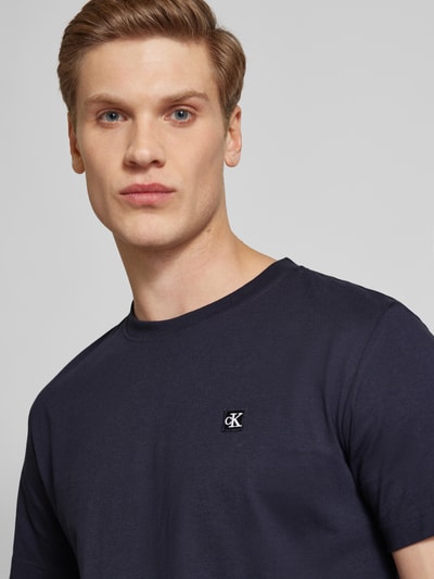 Calvin Klein Jeans T-Shirt mit Label-Badge Marine 3