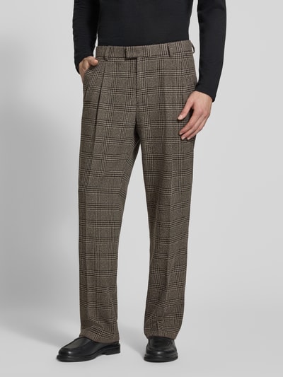 Männermodel trägt Anzughose im Allover-Look mit Bügelfalten von MCNEAL, dezentes Karo-Muster, Regular Fit, Material-Mix, Ganzkörperansicht von vorne.