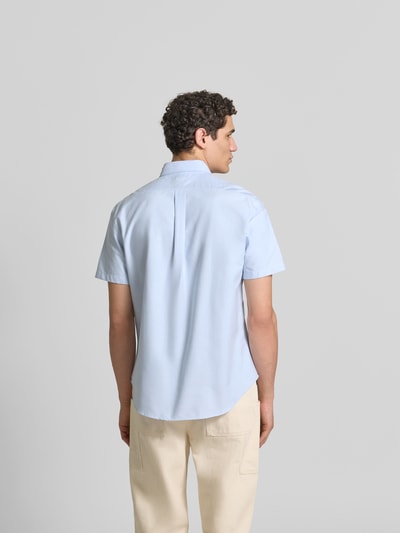 Männermodel trägt Slim Fit Freizeithemd mit Logo-Stitching von Kenzo aus reiner Baumwolle, hellblau, kurzärmelig, Rückenansicht.