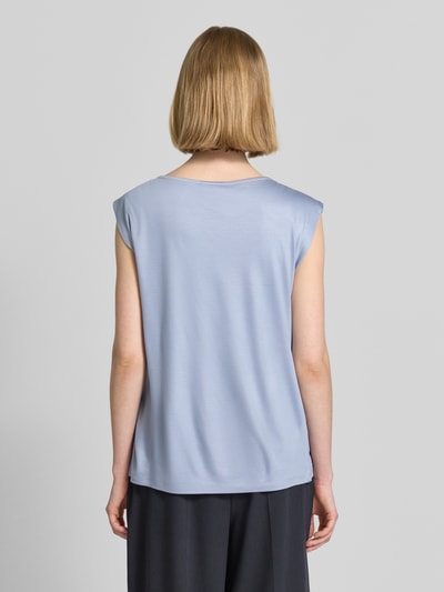 Frauenmodel trägt Relaxed Fit T-Shirt aus reiner Viskose von s.Oliver BLACK LABEL, hellblau, unifarben, glatte Textur, Ganzkörperansicht Rückansicht.