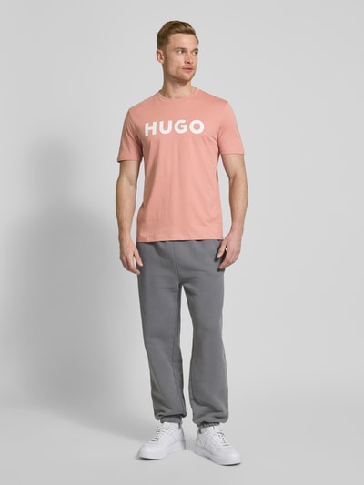 HUGO T-Shirt mit Label-Print Modell 'DULIVIO' Lachs 1