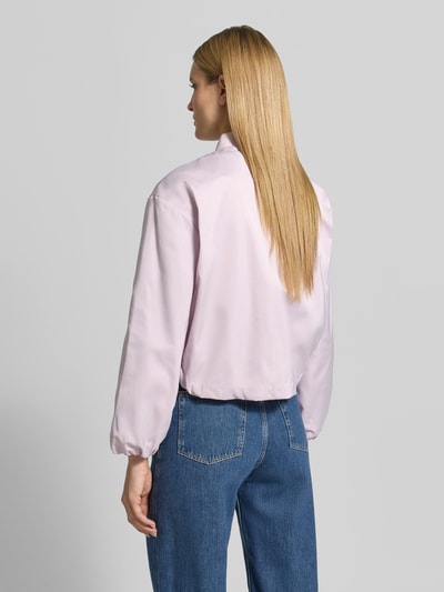 Modelka nosi Regular Fit Blouson mit Baseball-Kragen od Marc O'Polo, jasnofioletowy, gładki materiał z recyklingu, długie balonowe rękawy, elastyczne wykończenia, boczne kieszenie; widok całej sylwetki z tyłu