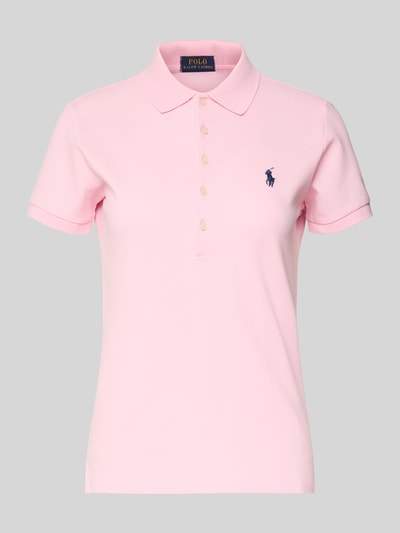 Produktfoto, Slim Fit Poloshirt mit Logo-Stitching Modell 'JULIE' von Polo Ralph Lauren im unifarbenen Design, Baumwoll-Elasthan-Mix, rosa Textur. Kontext: Damen Poloshirt, Polo-Kragen, kurze Knopfleiste, gerippte Ärmelabschlüsse, Rückenlänge bei Größe S 65 cm.