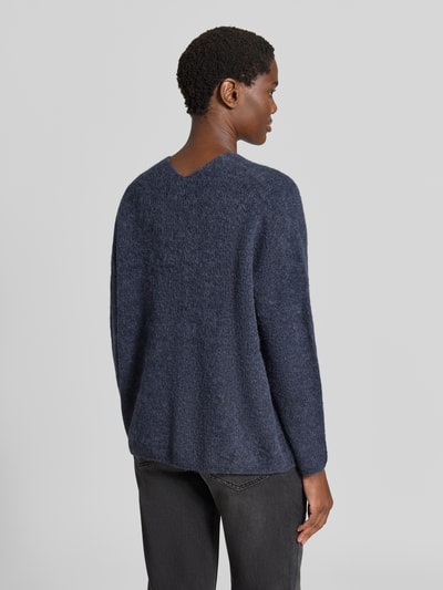 Männermodel trägt sweter z dzianiny z mieszanka wełny i alpaki, krój regular fit, dekolt w serek, granatowy, model 'THORA' od MOS MOSH, Długość tyłu w rozmiarze S: 82 cm, Długość rękawów w rozmiarze S: 46 cm, widok całej sylwetki z tyłu