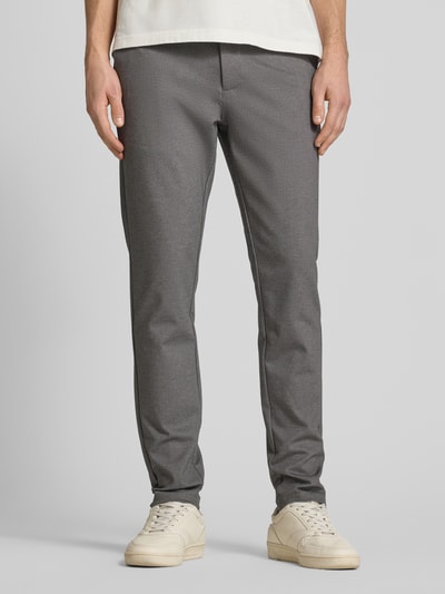 Männermodel trägt Slim Fit Chino aus Viskose-Mix Modell 'MARK' von Only & Sons in Grau, unifarben meliert, Ganzkörperansicht von vorne.