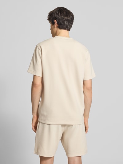 Männermodel trägt Regular Fit T-Shirt mit Strukturmuster von G-Star Raw in Beige, Rundhalsausschnitt, Rückenlänge 71 cm, Ganzkörperansicht Rückansicht.