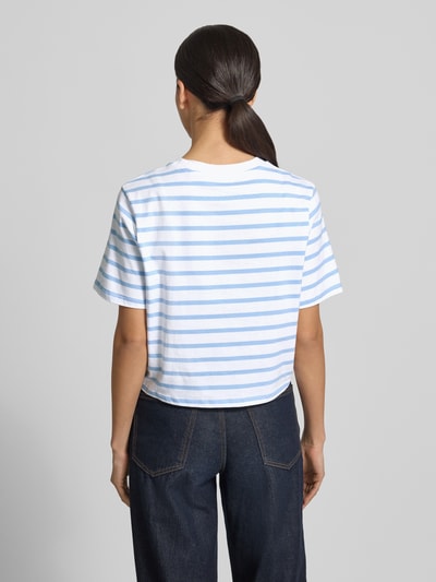 Frauenmodel trägt T-Shirt im Allover-Look mit Knotendetail von Rich & Royal aus reiner Bio-Baumwolle, Regular-Fit, Rückenlänge 48 cm, Ganzkörperansicht Rückansicht.