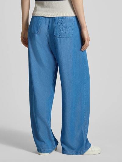 Frauenmodel trägt Wide Fit Hose aus Lyocell mit Gesäßtaschen von Smith & Soul, Damen, reine Lyocell-Qualität, Gelegte Falten, Bundweite 37 cm, Innenbeinlänge 83 cm, leuchtend blaue Farbe, Stoff mit weicher Textur, Ganzkörperansicht Rückansicht.