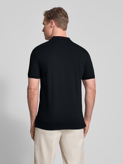 Männermodel trägt Slim Fit Poloshirt aus Baumwoll-Mix von Polo Ralph Lauren, Optik: Unifarben, Ganzkörperansicht Rückansicht.