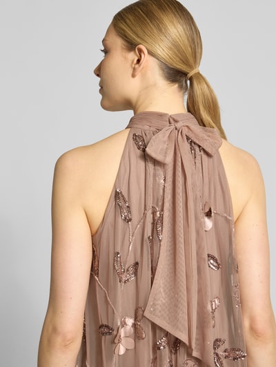 Frauenmodel trägt Relaxed Fit Maxikleid mit floralem Allover-Pailettenbesatz von Adrianna Papell, Mesh, Stehkragen, ärmellos, Detailaufnahme Rückansicht.