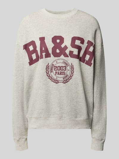 Produktfoto, Sweatshirt mit Label-Print Modell 'BENJAMIN' von ba&sh aus mieszanka bawełny i elastanu, luźny krój, okrągły dekolt, nadruk z logo, kolor jasnoszary z bordowym nadrukiem, wyrazista tekstura dzianiny.