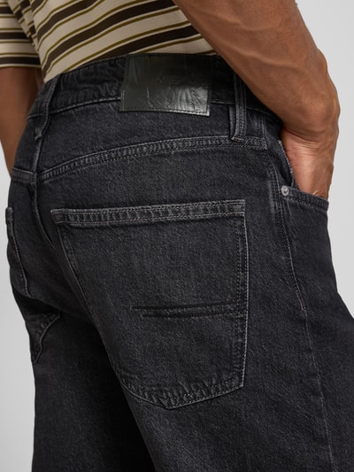Mężczyzna nosi Straight Fit Jeans aus Baumwoll-Mix von s.Oliver RED LABEL, ciemnoniebieski denim, widok z tyłu detal pośladków.