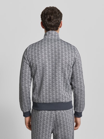 Männermodel trägt Regular Fit Sweatjacke mit Baumwoll-Anteil von Lacoste, Optik: Unifarben, Allover-Muster, Ganzkörperansicht Rückansicht.