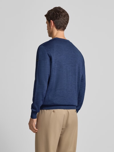 Männermodel draagt Strickpullover aus Schurwolle mit V-Ausschnitt van MAERZ Muenchen, regular fit, blauwe kleur, Ganzkörperansicht Rückansicht.