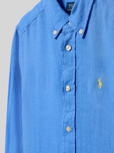 Mädchen trägt Regular Fit Freizeithemd aus reinem Leinen von Polo Ralph Lauren Kids, blau, Button-Down-Kragen, Logo-Stitching, Nahaufnahme Oberkörper.