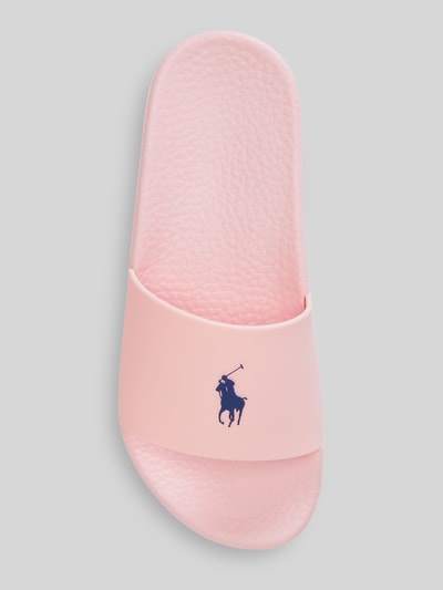 Produktfoto, Badeschuhe mit Logo-Print von Polo Ralph Lauren in Rosa, flache Sohle, unifarbene Optik, strukturierte Oberfläche