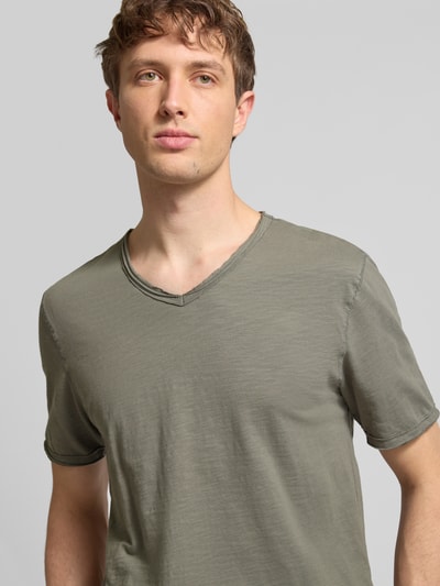 Männermodel trägt Regular Fit T-Shirt aus reiner Baumwolle Modell 'BENNE LONGY' von Only & Sons in Oliv mit V-Ausschnitt, Nahaufnahme Oberkörper