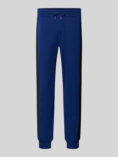 Produktfoto, Sweatpants mit Bordüre von Armani Exchange in Blau mit schwarzer Bordüre, gerader Schnitt, Label-Print, Baumwoll-Mix, elastischer Bund, Seitentaschen und Gesäßtasche, Herrenmodell, Kontext: elastischer Baumwoll-Mix, gerader Schnitt, Elastikbund mit Tunnelzug, Bordüre mit Label-Print, seitliche Eingrifftaschen, Gesäßtasche, Innenbeinlänge Größe M 79 cm.