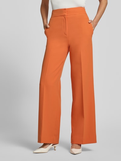 Frauenmodel trägt Wide Leg Weite Hose mit Gürtelschlaufen Modell 'HIMIA-1' von HUGO in Orange mit glatter Textur, Ganzkörperansicht von vorne, Damen Weite Hose.