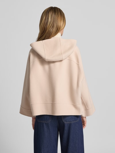 Frauenmodel trägt Boxy Fit Wolljacke mit Kapuze Modell 'OLIATO' von Weekend Max Mara aus Schurwoll-Mix, unifarben, Rückenansicht.