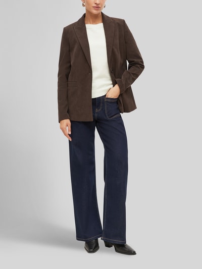 Frauenmodel trägt unifarbenen Regular Fit Longblazer mit Cordstruktur von S. OLIVER BLACK LABEL, Reverskragen, 1-Knopf-Verschluss, Paspeltaschen, dunkle Farbe, strukturierte Oberfläche, Ganzkörperansicht von vorne.