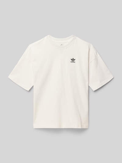 Produktfoto, weißes T-Shirt mit Label-Detail von adidas Originals aus reiner Baumwolle, gerade Passform, Rundhalsausschnitt, kinderspezifisch