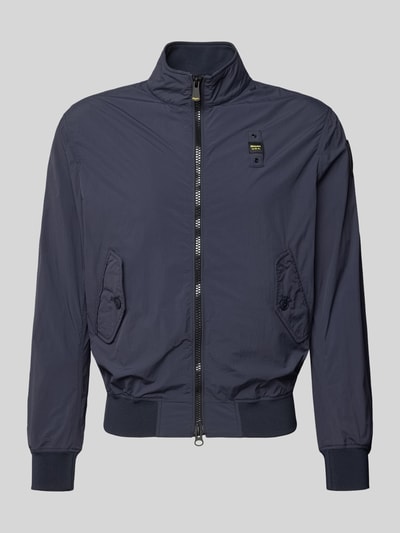 Produktfoto, Jacke mit Pattentaschen Modell 'Alwin' von Blauer Usa, krój regular fit, granatowy kolor, stójka, dwukierunkowy zamek, naszywki z logo, kieszenie z patką i zapięciem na guzik, ściągacze, długość pleców w rozmiarze M: 66 cm, szerokość ramion w rozmiarze M: 47 cm, szerokość klatki piersiowej w rozmiarze M: 54 cm, długość rękawa w rozmiarze M: 67 cm, teksturowana matowa powierzchnia