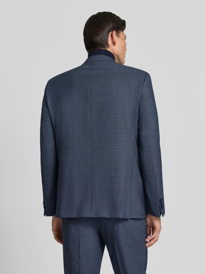 Männermodel trägt Slim Fit Anzug aus Schurwoll-Mix von HECHTER PARIS, kolor niebieskoszary, Kołnierz z połami, Kieszenie z patką, spodnie z kantami, zapięcie na guzik i zamek błyskawiczny, Szerokość w rozmiarze 50: 45 cm, Długość tyłu: 75 cm, Szerokość ramion: 40 cm, Długość rękawów: 64 cm, Długość wewnętrzna nogawki: 58 cm, widok całej sylwetki z tyłu.