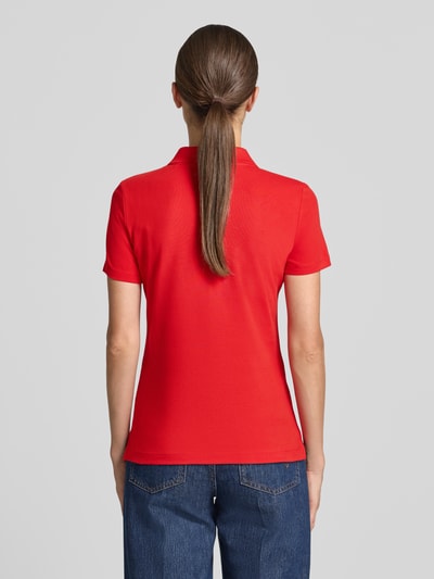 Frauenmodel trägt Regular Fit Poloshirt aus reiner Baumwolle von Tom Tailor in Rot, glatte Oberfläche, Ganzkörperansicht Rückansicht, Damen Poloshirt von Tom Tailor.