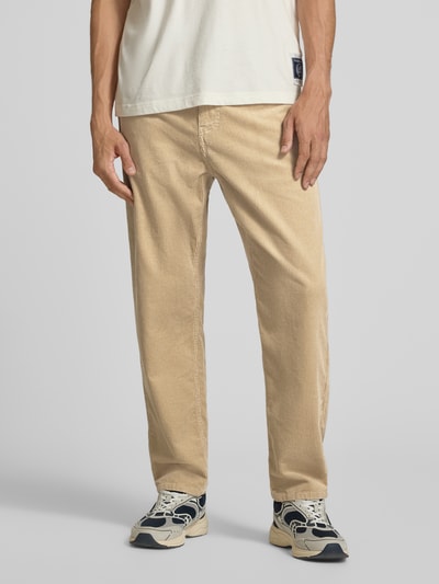 Männermodel trägt Straight Fit Hose aus reiner Baumwolle in Cord-Optik von Carhartt Work In Progress, Beige, 5-Pocket-Design, Nahaufnahme Oberkörper