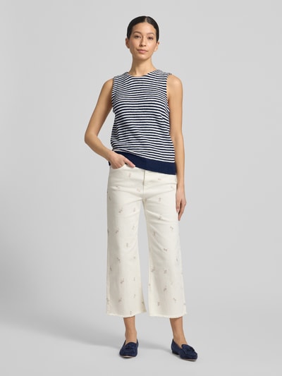 Frauenmodel trägt Frise Yarn Frottee Ringel-Top von Christian Berg Woman, Regular Fit, Streifenmuster in Blau-Weiß, Ganzkörperansicht von vorne.