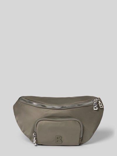 Produktfoto, olivgrüne Handtasche mit Label-Detail Modell 'verbier play 1.0 janica' von BOGNER, glatte Oberfläche mit silberfarbenem Zweiwege-Reißverschluss und Frontfach, strukturierte Textur, Anpassung durch verstellbaren Schulterriemen, Maße: 28x16x4 cm, Länge Schulterriemen 72 cm.
