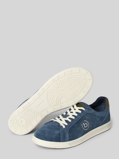 Produktfoto, Sneaker aus beschichtetem Leder Modell 'Powder' von bugatti in Blau mit strukturierter Sohle, Labeldetails, abgerundeter Form
