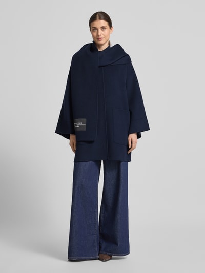 Vrouwenmodel draagt Comfort Fit Wollmantel met Schal im Set Modell 'FULCRO' von Weekend Max Mara, effen kleur, wolmix, opstaande kraag, drukknopen, kimonomouwen, opgestikte steekzakken, zijsplitten, Ganzkörperansicht von voren.