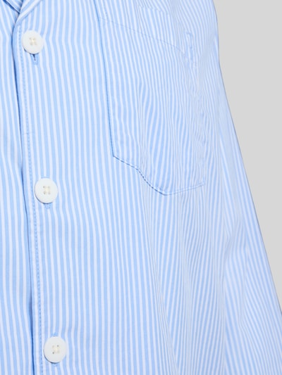 Produktfoto, Pyjama-Oberteil aus reiner Baumwolle von Christian Berg Men mit hellblauen und weißen Streifen, Knopfleiste, Brusttasche, Regular Fit