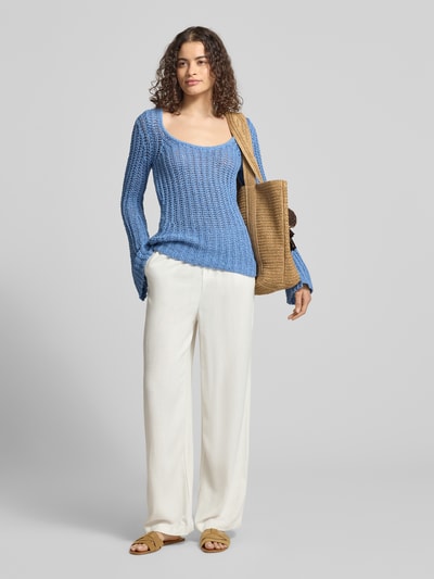 Modelka kobieca nosi Regular Fit Pullover in Häkel-Optik Modell 'Fenja' od Topshop, bawełniana mieszanka, półprzezroczysty design, niebieski, wzór siatki, długość tyłu 76 cm w rozmiarze S, długość rękawa 84 cm w rozmiarze S, szerokie białe spodnie, brązowa torebka, widok całej sylwetki z przodu