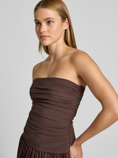 Vrouwenmodel draagt Maxikleid im Off-Shoulder-Look van Jake*s Cocktail, katoenmix met stretch, a-lijn, drapering, nahaufnahme bovenlichaam.