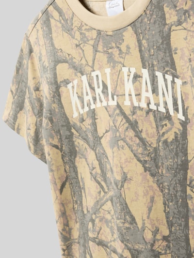 Produktfoto, Regular Fit T-Shirt mit Logo-Print von KARL KANI aus Reine Baumwolle mit Floraler-Print, Allover-Print und Rundhalsausschnitt